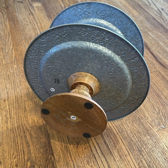 ❄️ Two-Tier Galvanized Metal Stand with Snowflake Design ❄️ - Picture 2 of 5